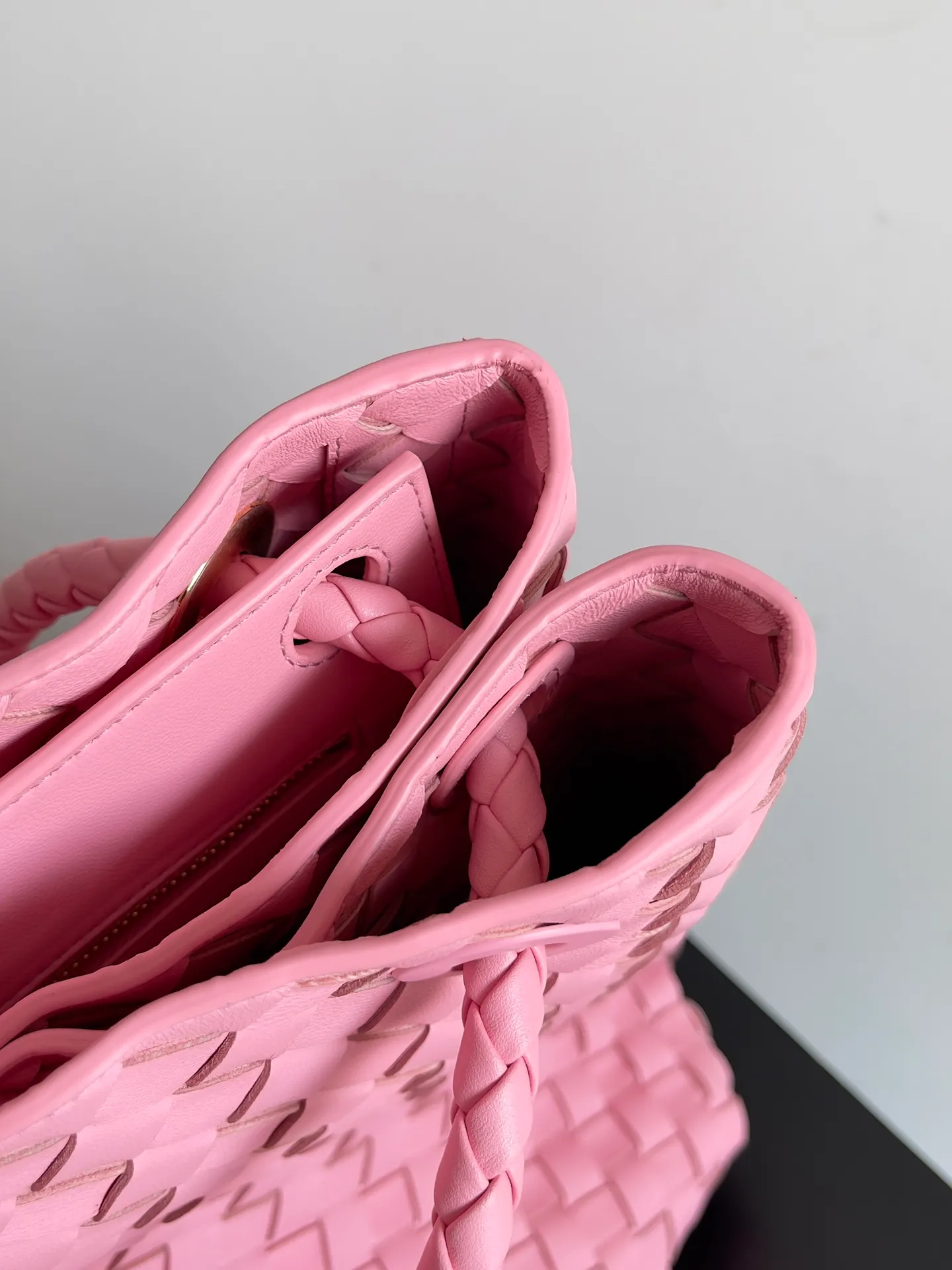 Batch 3760 Recently, the same style of bag that celebrities love is both high-end and practical. Michelle Yeoh, Kim Namjoon, Jing Boran, Tong Liya, Sun Qian, Wu Qianyu, Du Juan, Ma Yili and Bai Baihe are all carrying Bottega Veneta summer series Andiamo handbags. Andiamo has a simple structure and rounded lines. The whole piece is made of Nappa leather. It is comfortable, soft and dynamic. It adds interest to daily life and can be easily matched with various styles. Andiamo handbags are available in three sizes: small, medium and large. There are many colors to choose from, which can meet different needs. You can really carry it whether it is daily or attending events. Style number: 743575 Size: 45*22*34 including handle height 44cm